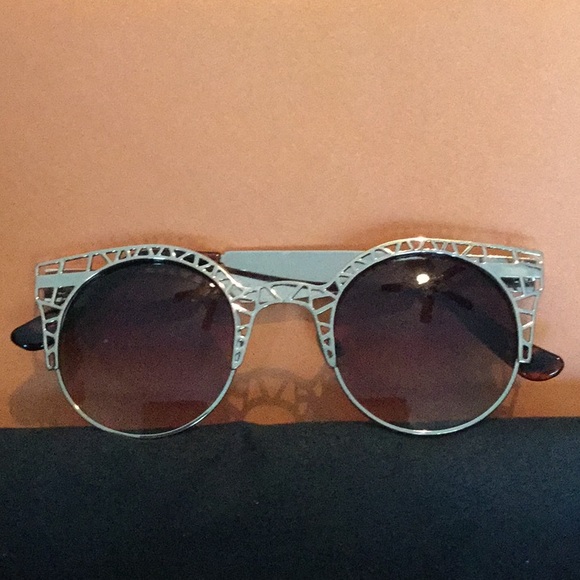 😎NWOT Just Way Too Trendy “ Cat Style Frame” Sunglasses Closet Must Have 😎 - Picture 3 of 7